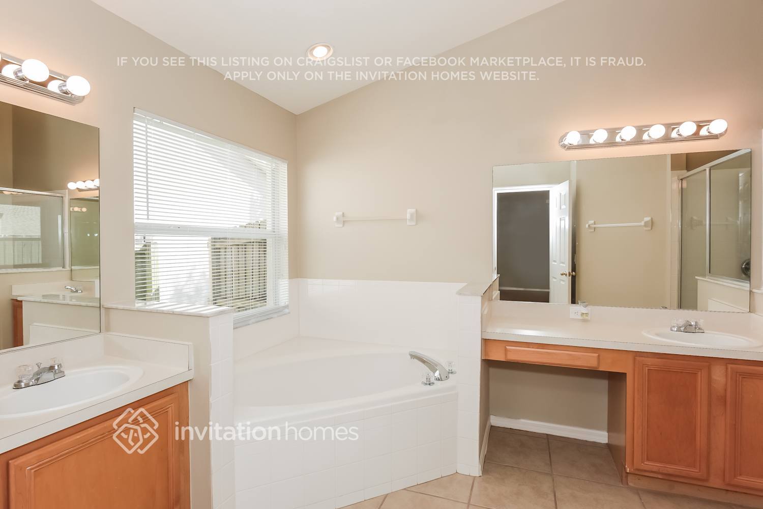 Building Photo - 9718 Bay Colony Dr