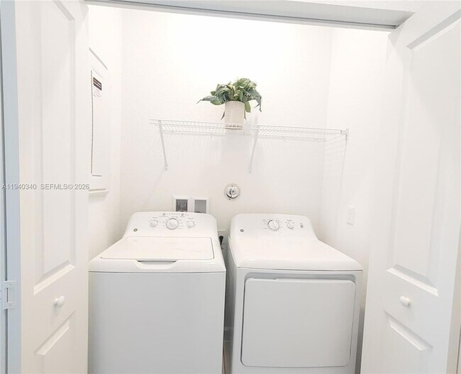 Building Photo - 400 SE Crossoak Ln