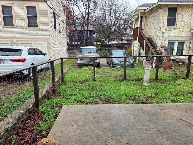 Building Photo - 206 E 34th St