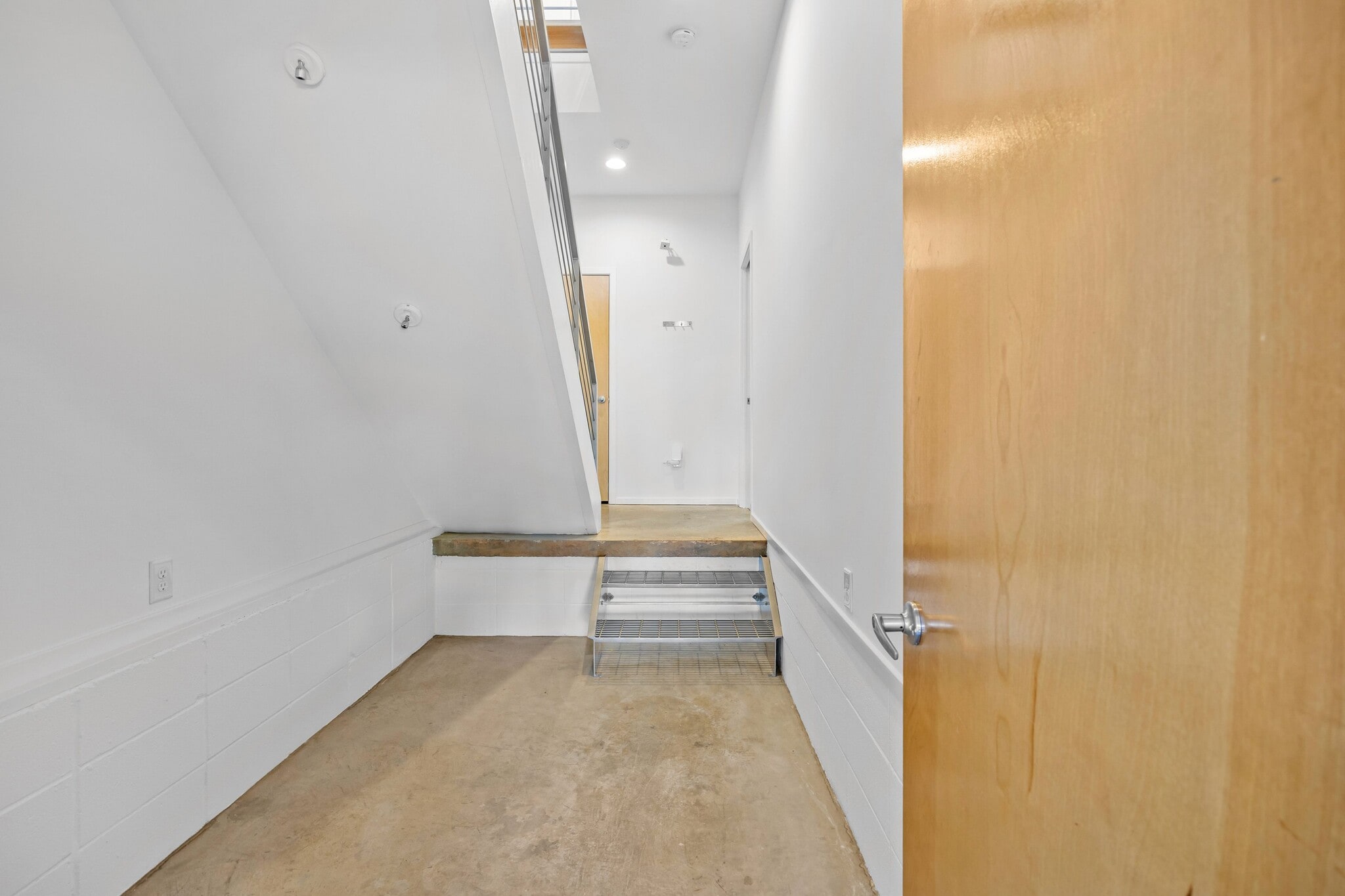 Building Photo - 909A Westbrook Dr