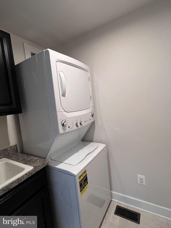 Building Photo - 42593 Burbank Terrace