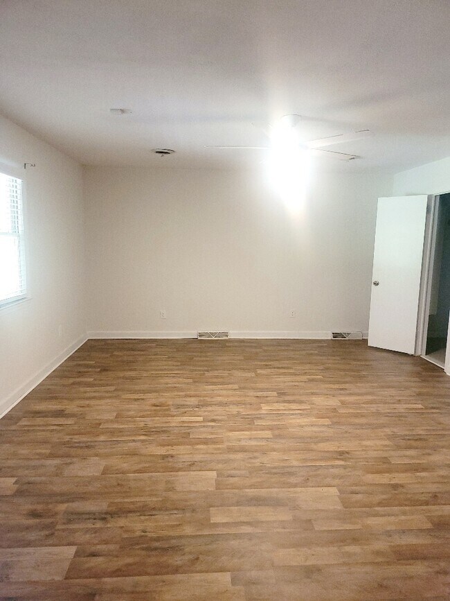 Building Photo - 928 W Lydia Hwy