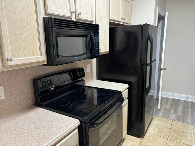 Building Photo - 2013 Silvercrest Dr