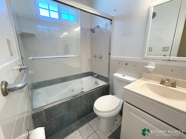 Building Photo - 3 Bedroom Home in Hayward