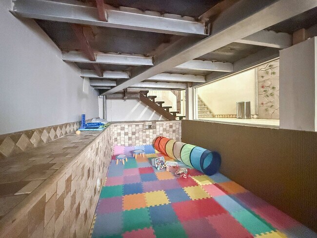 Building Photo - 602 S Front St