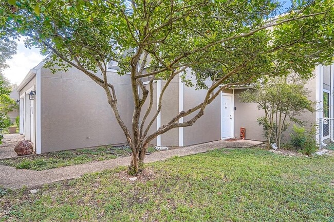 Building Photo - 6810 Thorncliffe Dr