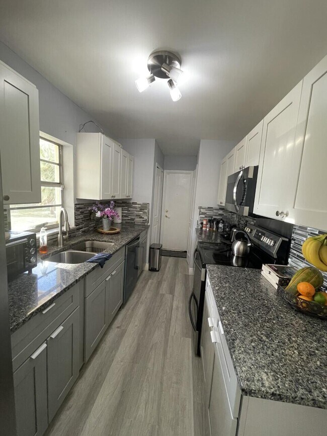 Building Photo - 2434 SE Sidonia St