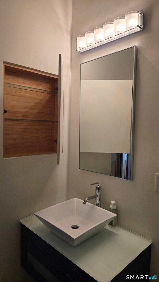 Building Photo - 556 Chapel St