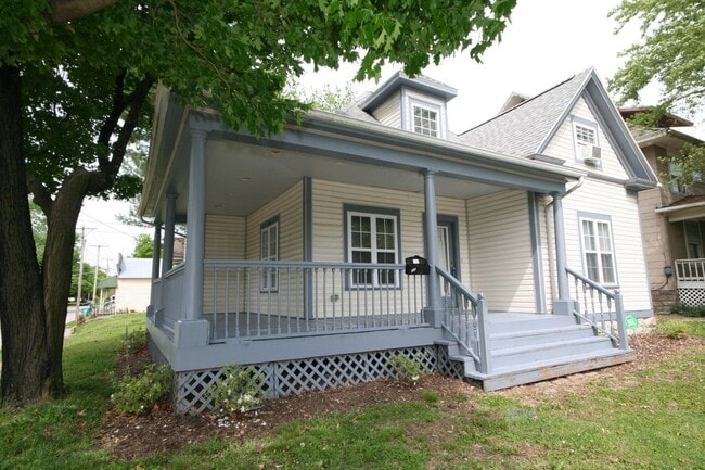 Building Photo - Available August 1!