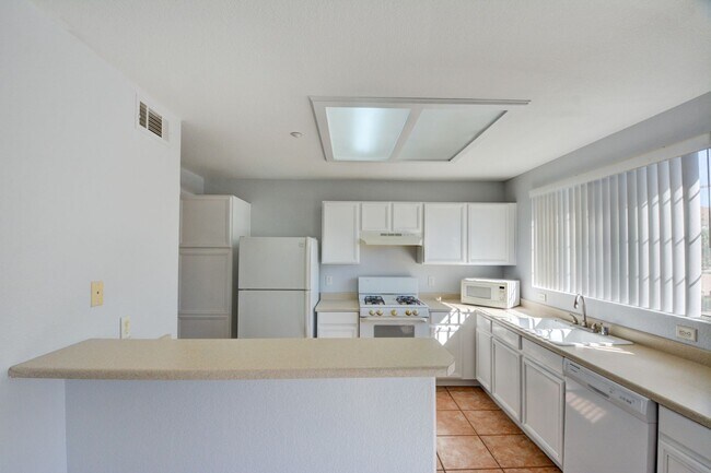 Building Photo - Beautiful / Spacious / Two Bedroom Condo /...