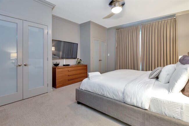 Building Photo - 3050 NE 43rd St