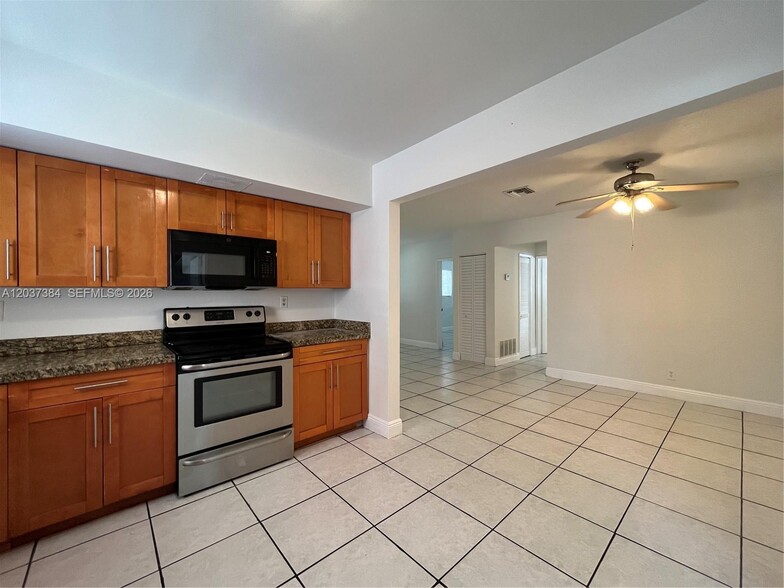 Building Photo - 240 NW 48th Ct