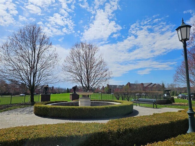 Building Photo - 264 Village Way S