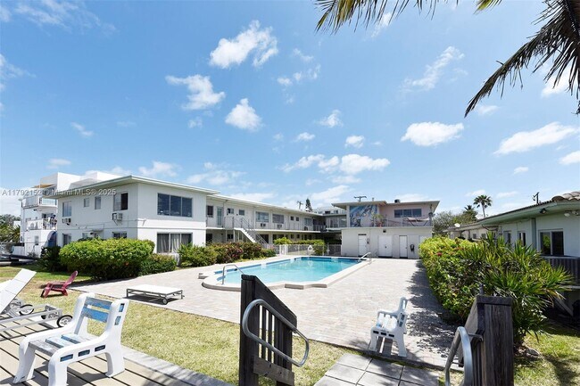 Building Photo - 2250 Bay Dr