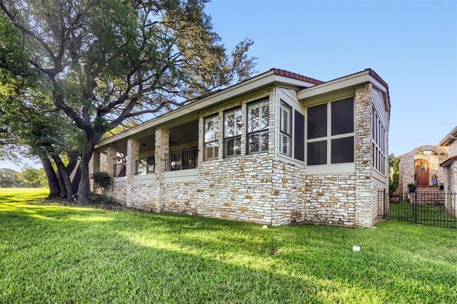 Building Photo - 208 Crescent Bluff