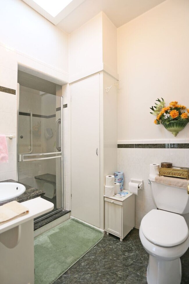 Building Photo - Two-story, 3BR/2.5BA Single family home including Lower-Level Suite with Bath & Kitchenette in Gl...