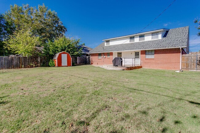 Building Photo - Spacious 4-Bedroom Home in Mature Neighborhood