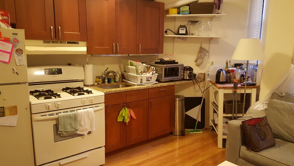 Building Photo - 54 Burbank St