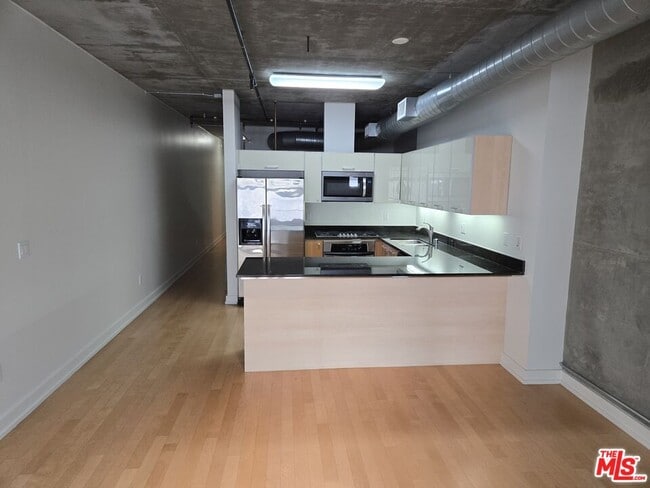 Building Photo - 645 W 9th St