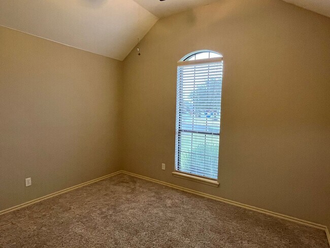 Building Photo - Gorgeous 4 Bed 2 Bath In Edmond