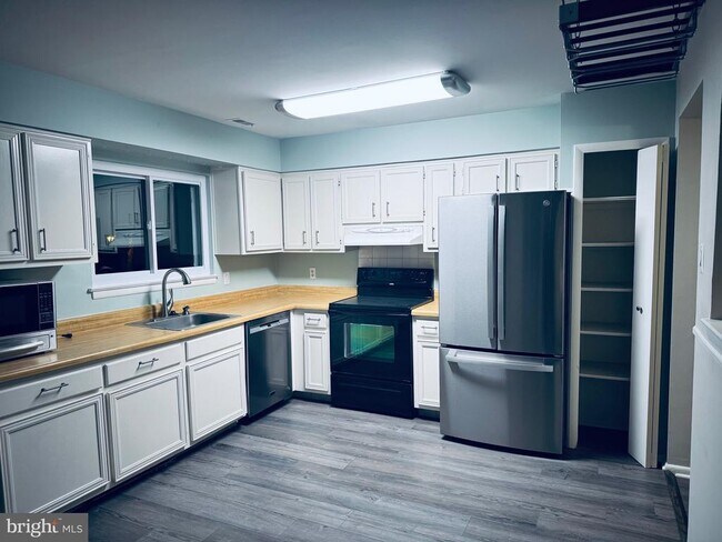 Building Photo - 15839 Millbrook Ln