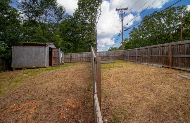 Building Photo - Midtown Living with Modern Conveniences – Prime Little Rock Location!