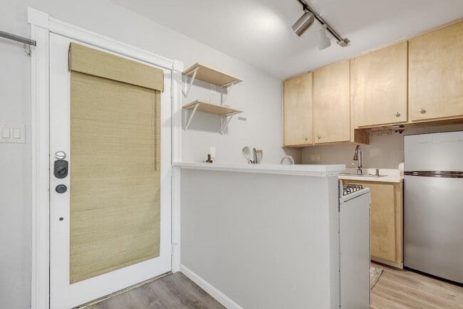 Building Photo - 1111 W 10th St