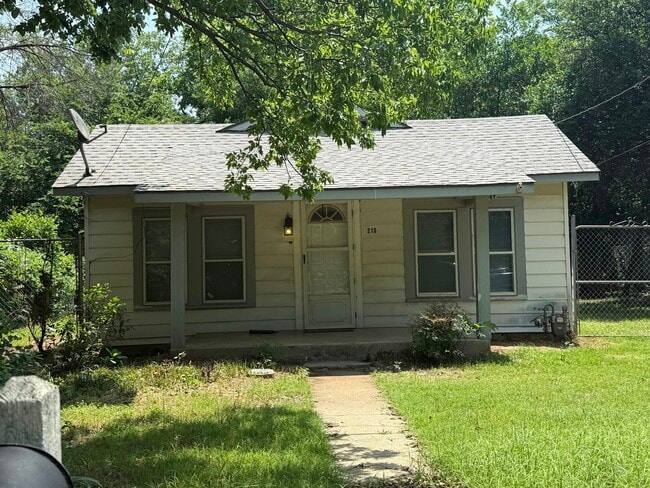 Primary Photo - 210 Byron St