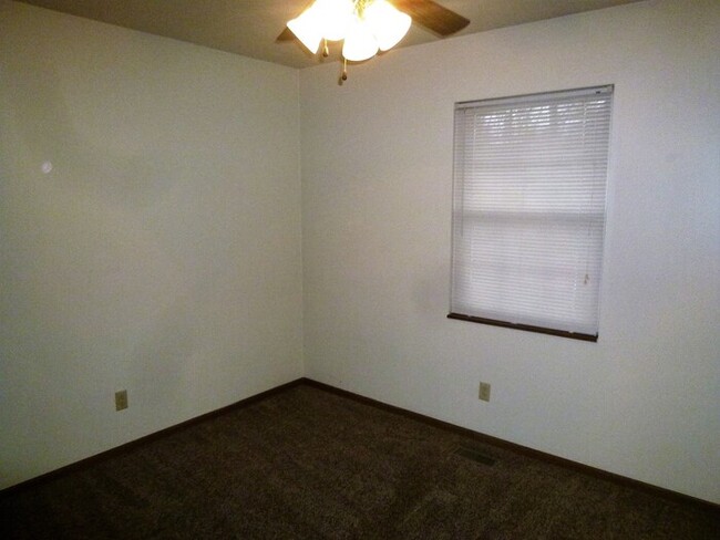 Building Photo - 3 Bedroom Duplex - Pets Welcome!*