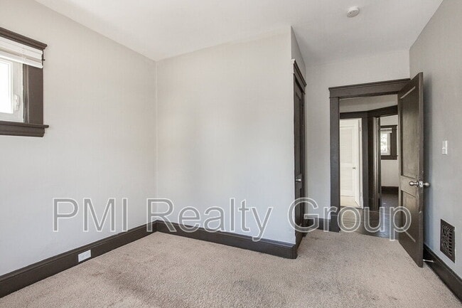 Building Photo - 476 E 108th St