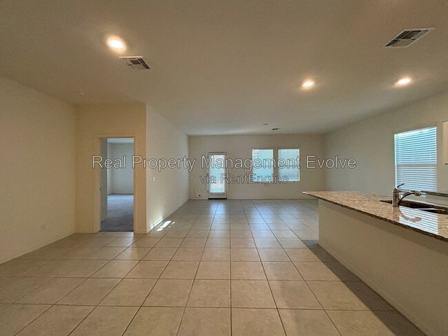 Building Photo - 6512 W Magdalena Ln