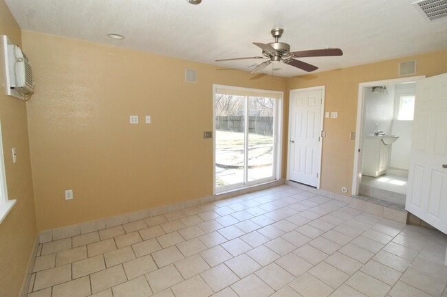 Building Photo - 709 N 12th Pl