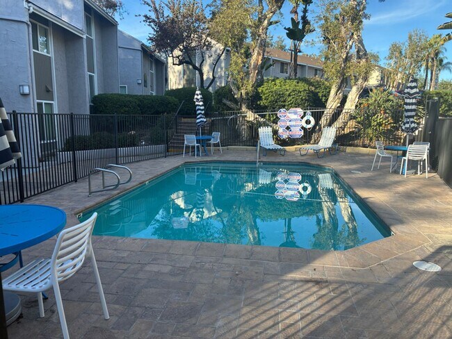 Building Photo - 2 Bedroom Townhouse