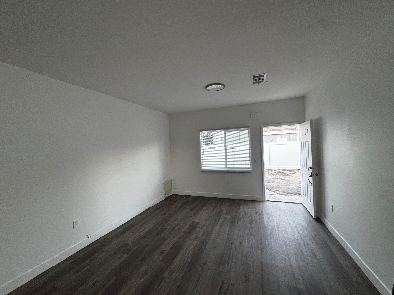 Building Photo - 1083 W 9th St