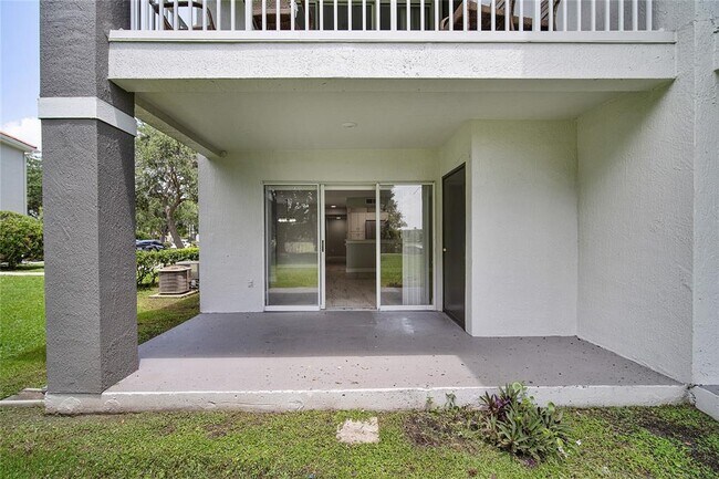 Building Photo - 13929 Fairway Island Dr
