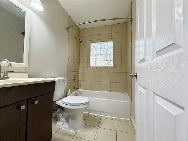 Building Photo - 1910 Wildwood Dr