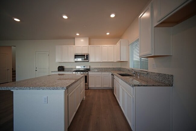 Building Photo - Beautiful 4 Bedroom PLUS office / den in Natomas!
