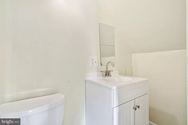 Building Photo - Picture-Perfect 2 Bedroom Home!