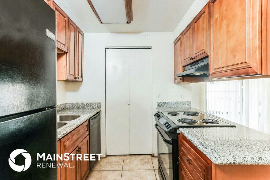 Building Photo - 7132 W Glenrosa Ave