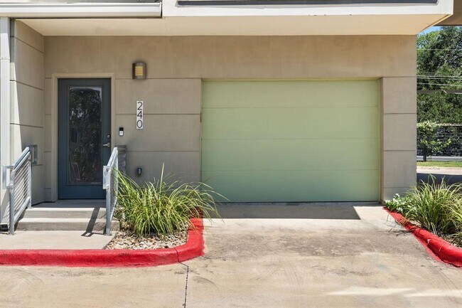Building Photo - 604 N Bluff Dr