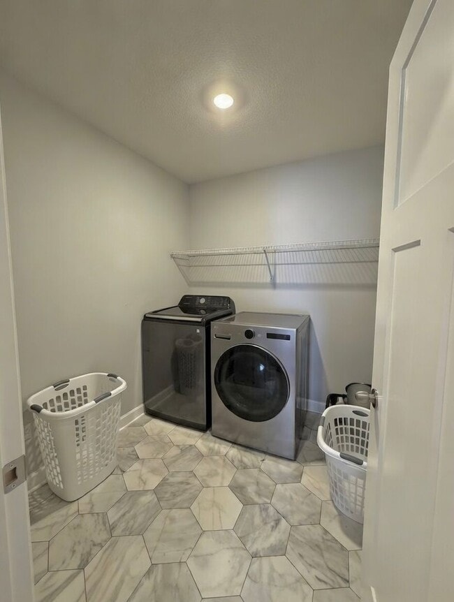 Building Photo - Beautiful New Construction 5bed 4bath Home in Otsego