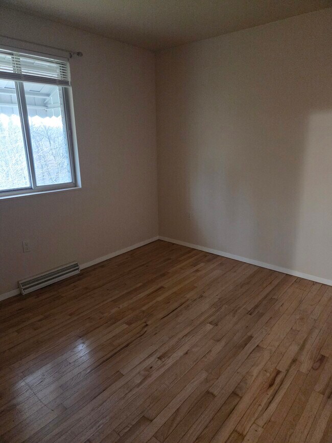 Building Photo - 524 Mercer Rd