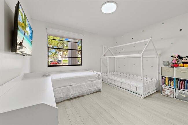 Building Photo - 6061 Balboa Cir