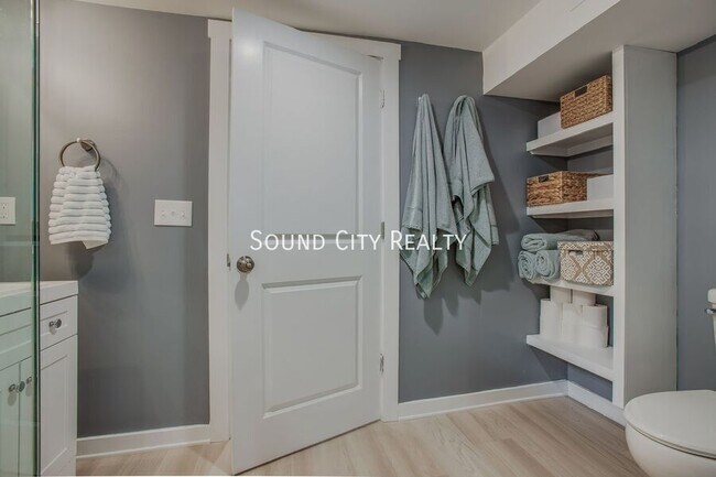 Building Photo - 2929 Emery Dr