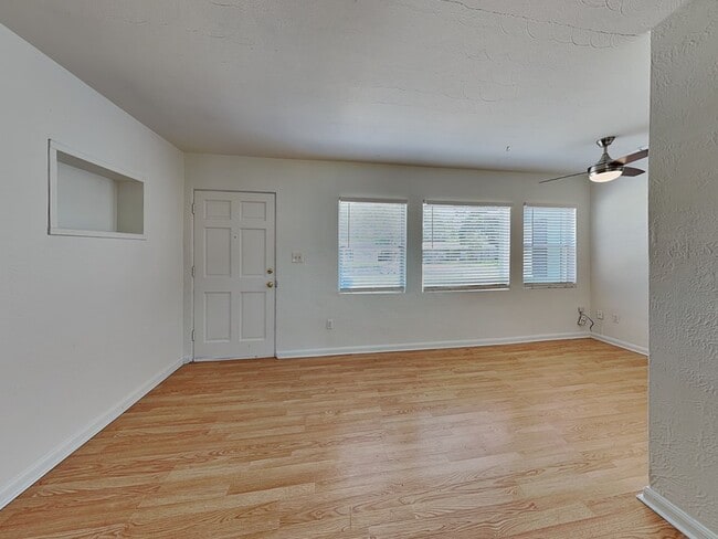 Building Photo - 2124 Valencia Rd