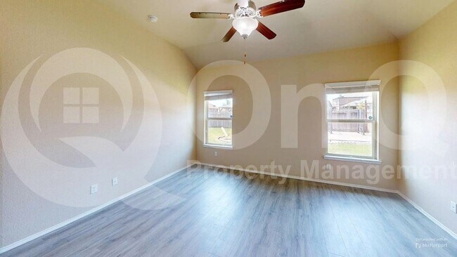 Building Photo - 400 Plum Ct