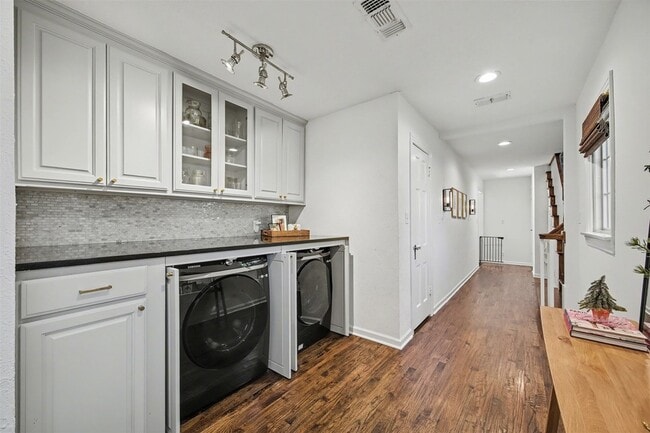 Building Photo - 2100 Daisy Ln