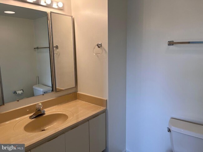 Building Photo - 15100 Interlachen Dr