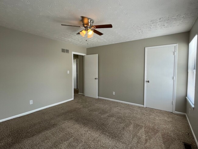 Building Photo - 2BR 1.5 BTH townhouse $1150 First Month's ...