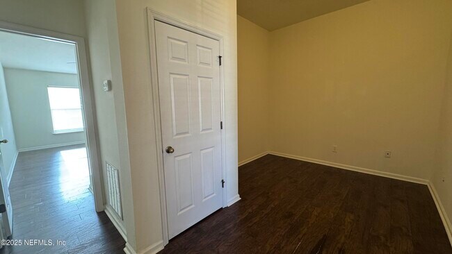Building Photo - 12999 Sunset Lake Dr